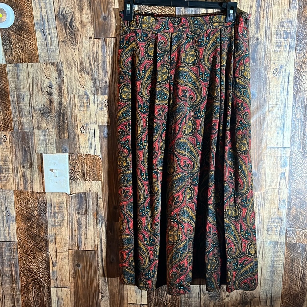 Alyssa Carr women's skirt 
With elastic waist 14 wide x 32 length size medium